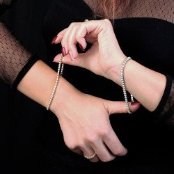 Elegante Bracciale Tennis Espandibile Brillanti Cinque Carati Indossato Modella
